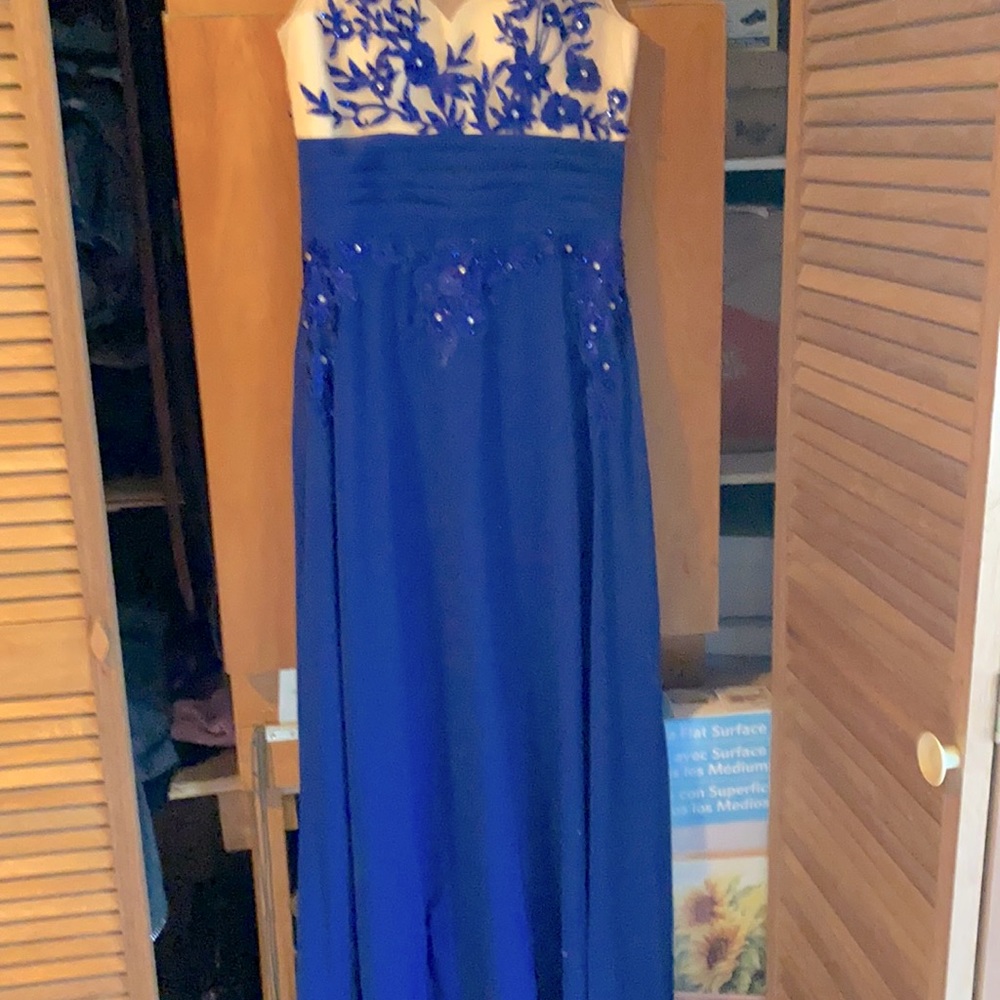 A beautiful formal where dress. Size medium satin. Looks good on anyone